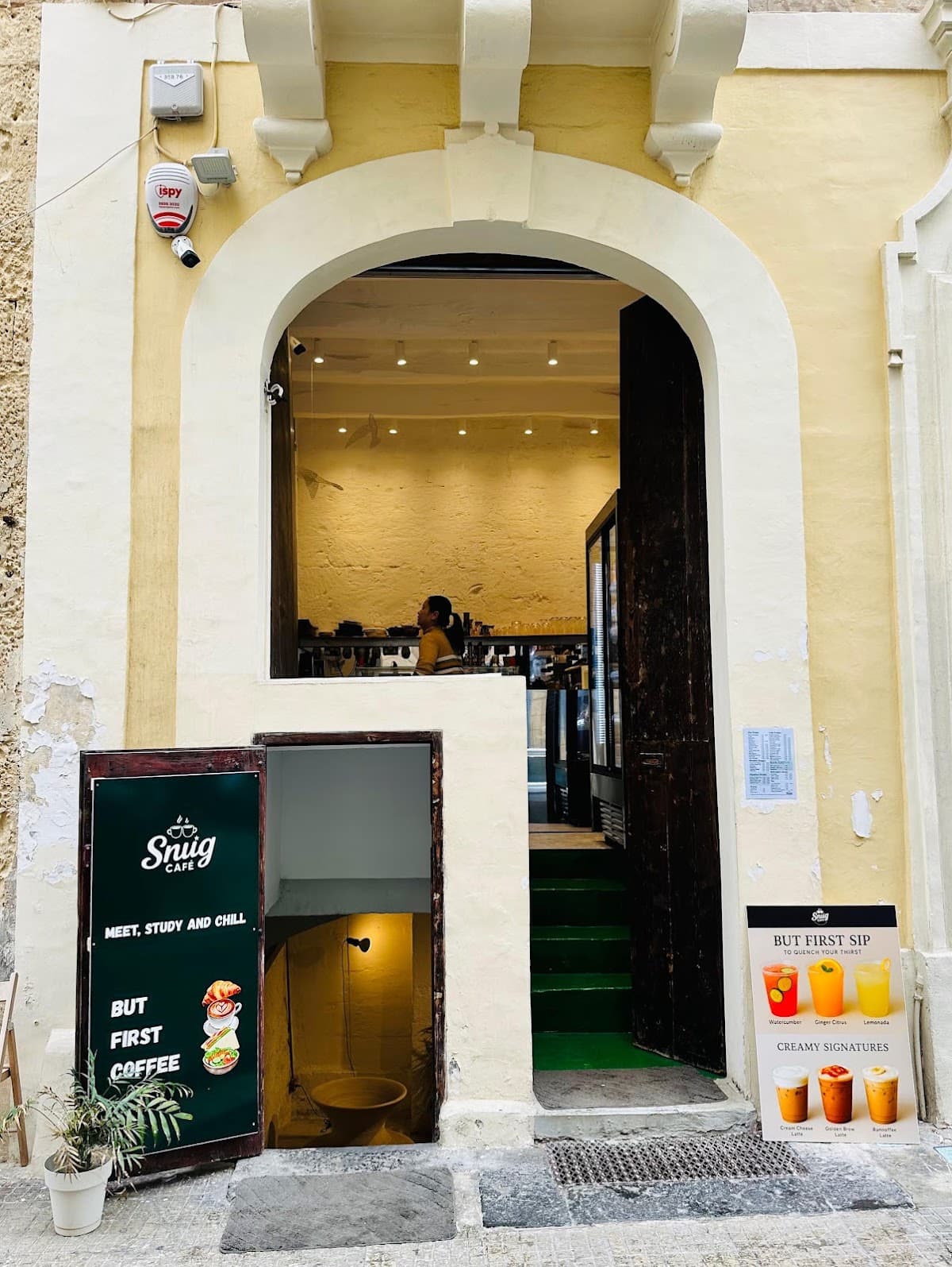 SNUG CAFE | Coffee Shop in Valletta